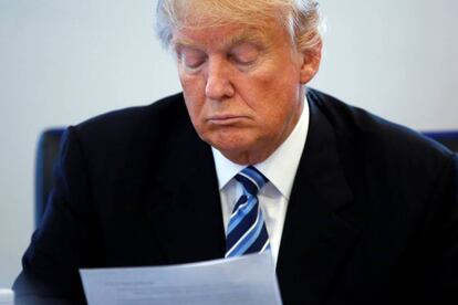 Donald Trump en una reunión de seguridad con su equipo antes del informe confidencial