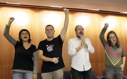 Anna Gabriel, Josep Manel Busqueta, Antonio Ba&ntilde;os y Eulalia Reguant, de la CUP, al final del acto organizado el 8 de octubre para dar a conocer sus criterios en la negociaci&oacute;n con Junts pel S&iacute; (CDC, ERC y entidades independentistas).