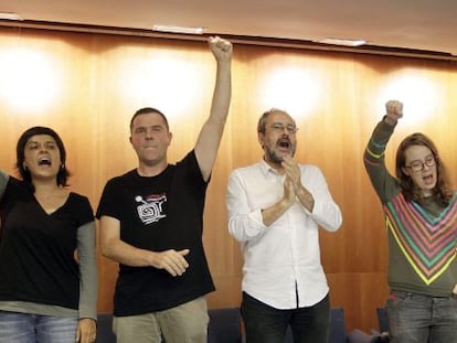 Anna Gabriel, Josep Manel Busqueta, Antonio Ba&ntilde;os y Eulalia Reguant, de la CUP, al final del acto organizado el 8 de octubre para dar a conocer sus criterios en la negociaci&oacute;n con Junts pel S&iacute; (CDC, ERC y entidades independentistas).