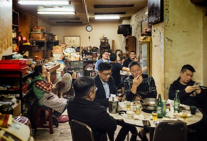 Un grupo de compañeros de trabajo se relaja el lunes 20 de febrero en un bar especializado en 'hot pot' en Taipéi. 