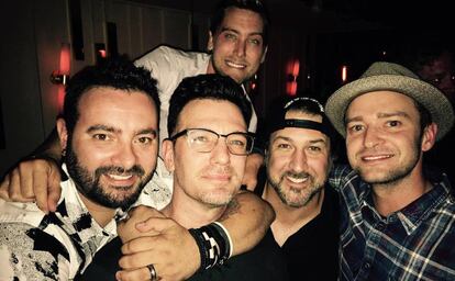 Los integrantes de &#039;Nsync celebrando el cumplea&ntilde;os de JC Chasez.