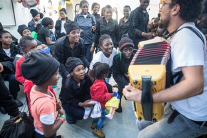 Un grup de migrants rescatats per l''Aquarius' celebren l'arribada al port de València.