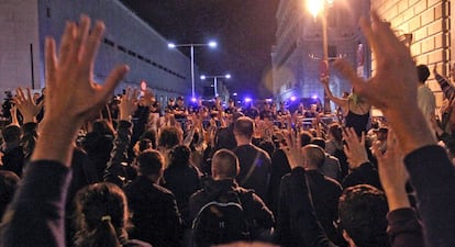 Los accesos a la carrera de San Jerónimo de Madrid, sede del Parlamento, fueron fuertemente custodiados por la policía, que ya desde primera hora de la tarde del jueves montó un férreo cordón, incluso con vallas metálicas, para impedir el paso hasta las puertas  de la institución. Los manifestantes cortaron parcialmente la calle y llegaron hasta el cordón policial establecido en el cruce de la calle de Cedaceros y la Carrera de San Jerónimo, donde se encontraban decenas de agentes de las Unidades de Intervención Policial (UIP, antidisturbios).