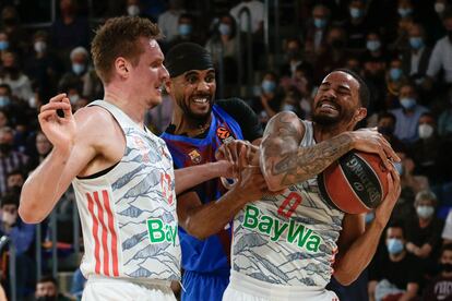 Brandon Davies pelea un balón con Leon Radosevic y Weiler-Babb.