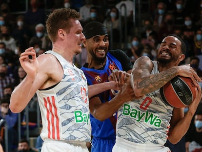 Brandon Davies pelea un balón con Leon Radosevic y Weiler-Babb.