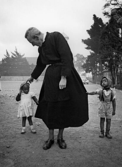 El combativo padre Trevor Huddleston estaba siempre en primera línea en las protestas en contra de los desahucios de Sophiatown. "Estos seis años en Sophiatown han estado presididos por la luz, una luz que al mismo tiempo proyecta intensas sombras. Aquí, por primera vez, fui testigo y comencé a sentir en el interior de mi corazón el absoluto horror del racismo".