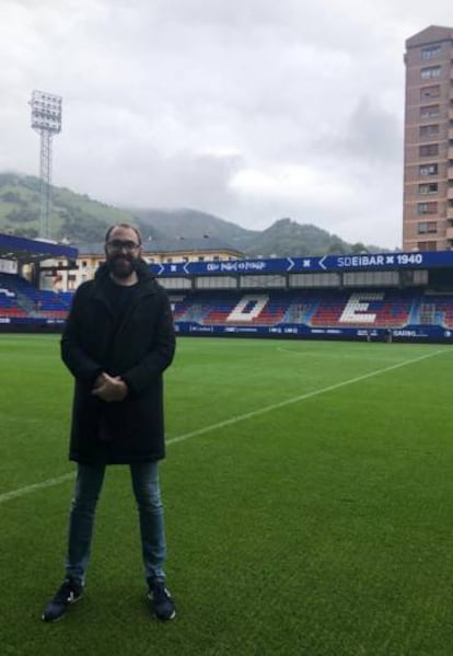 El periodista Áxel Torres en el campo de la SD Eibar.