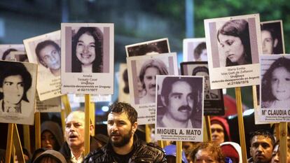 Una fotografía de Amelia Sanjurjo (tercera de izquierda a derecha) durante una protesta en Montevideo, en 2019.