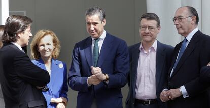 De izqda. a dcha., los exministros, Pio Cabanillas, Elena Salgado, Eduardo Zaplana,Jordi Sevilla y Jaime Lamo de Espinosa, en una foto de 2014.