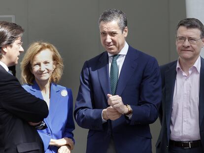 De izqda. a dcha., los exministros, Pio Cabanillas, Elena Salgado, Eduardo Zaplana,Jordi Sevilla y Jaime Lamo de Espinosa, en una foto de 2014.