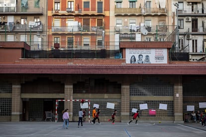 Patio de la escuela Salesians Rocafort con carteles de protesta contra el cierre del patio por exceso de ruido.