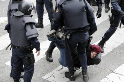 Police carry off a protestor who tried to stop an eviction in Torrejón on Thursday.