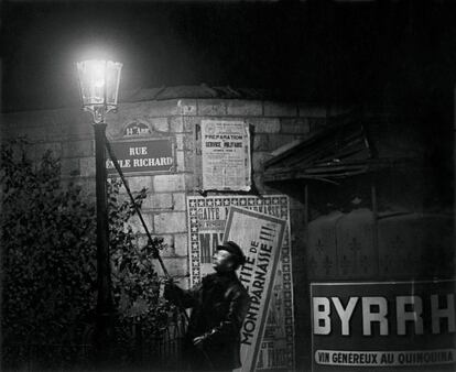 Apagando una farola, rue Émile Richard c. 1932 
