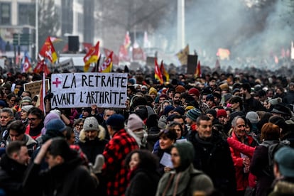 Un manifestante sostiene un cartel en el que se le 'jubilación antes que artritis' en Lyon, al sureste de Francia, este 19 de enero de 2023.