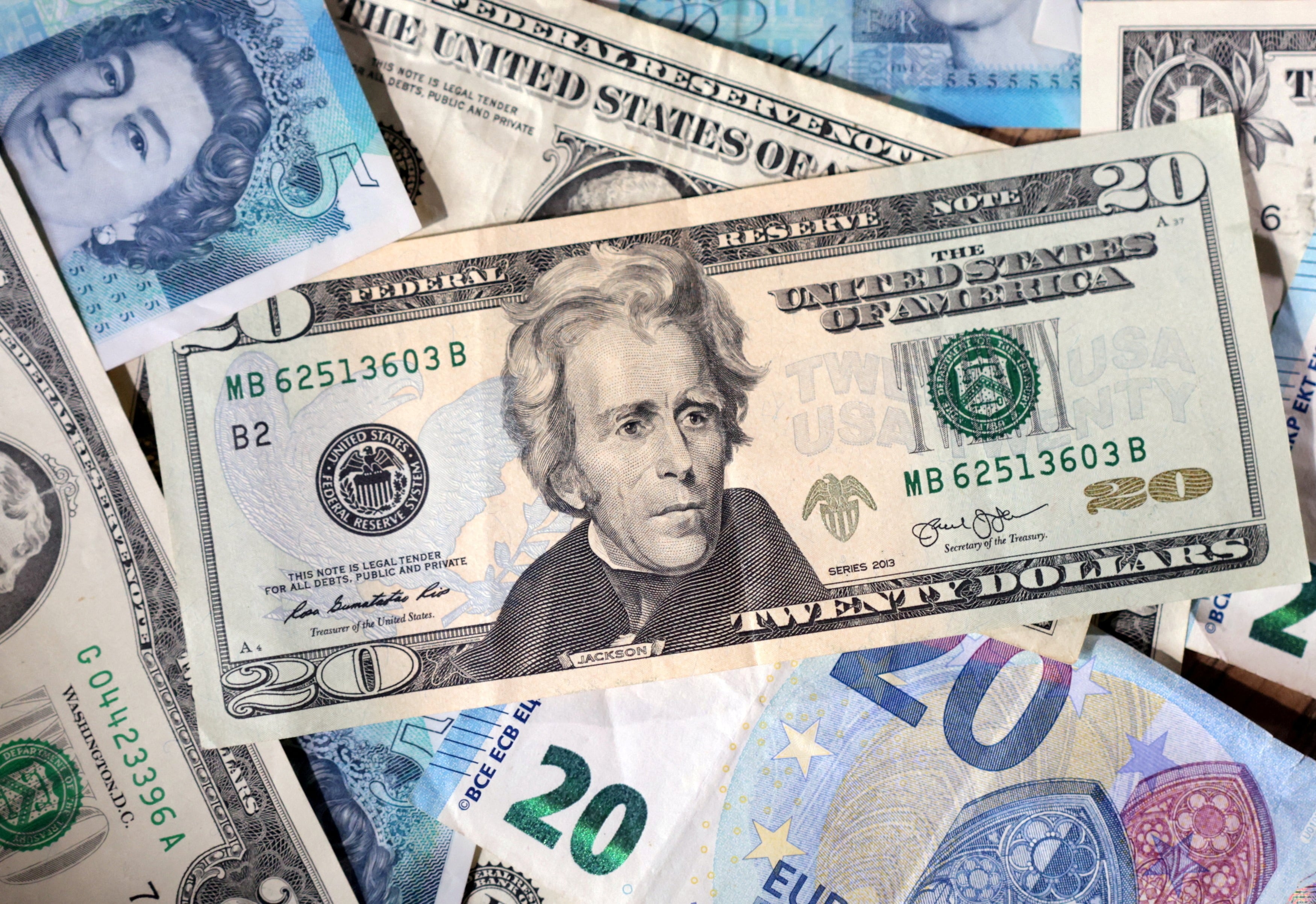 Billetes de dólar, euro y libra esterlina.