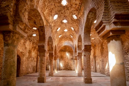 Paseando a los pies de las murallas del Carmen y de la Cijara se va a los baños árabes del siglo XIII de Ronda.