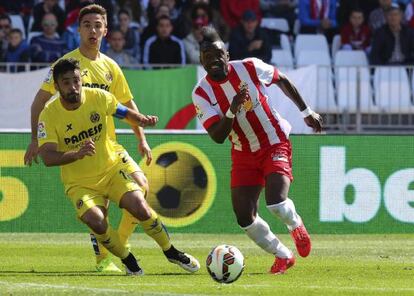Thievy disputa un balón con Jaume Costa