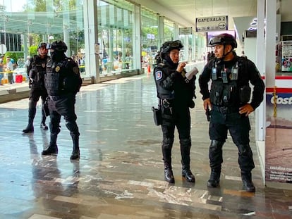 Elementos de la Secretaría de Seguridad Ciudadana resguardan la central de autobuses del sur luego de que se registrara el ataque armado