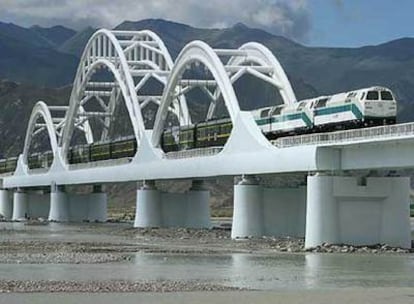 China ya cuenta con un tren que une la capital de Tíbet con Pekín en 48 horas y que circula casi todo su recorrido a más de 4.000 metros de altitud, y llega hasta 5.072 metros, lo que le convierte en el más alto del mundo.