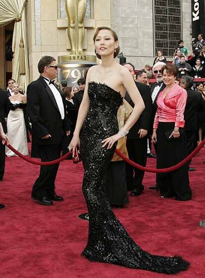 La actriz japonesa Rinko Kikuchi, nominada al oscar como mejor actriz secundaria por su trabajo en <i>Babel</i> luce un ceñido vestido negro.