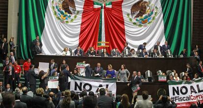 Diputados mexicanos protestan en la C&aacute;mara, pasada semana. 
