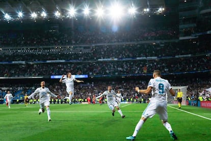 Benzema celebra su segundo gol al Bayern con Lucas, Modric y Kovacic.