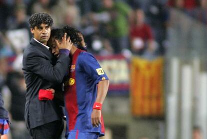 Frank Rijkaard consuela a Ronaldinho durante un partido de la temporada 2006/2007