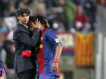 Frank Rijkaard consuela a Ronaldinho durante un partido de la temporada 2006/2007