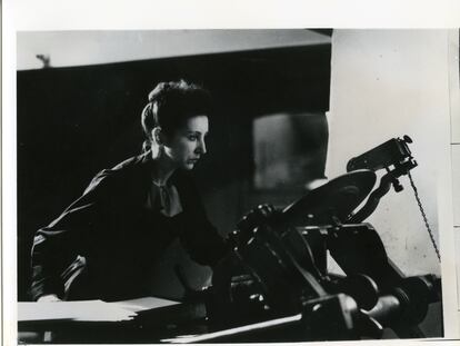 La escritora Anaïs Nin trabajando en su imprenta en los años cuarenta.