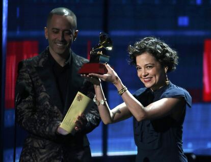 Natalia Lafourcade recibe el Grammy a mejor ingeniería de grabación por 'Hasta La Raíz'. La cantante mexicana obtuvo otros tres premios.