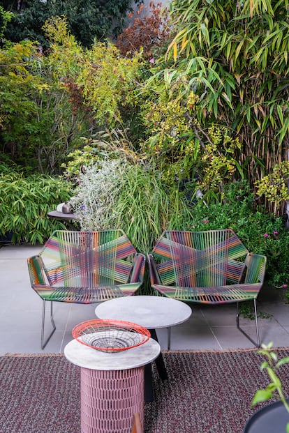 La terraza de la casa de Urquiola en Milán, con mesas Mesh (para la firma Kettal) y sillas Tropicalia (Moroso), ambas creaciones suyas.