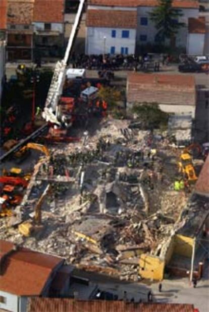 Imagen de las ruinas de la escuela de San Giuliano di Puglia, destrozada por el terremoto del jueves.
