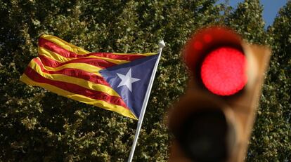 Una estelada junto un semáforo en rojo.