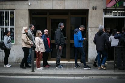 Cua d'electors a les portes del collegi electoral Santa Marta a primera hora del mat a l'Hospitalet de Llobregat.