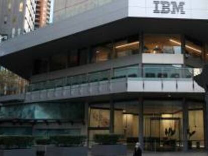 Edificio de oficinas con el logo de IBM.