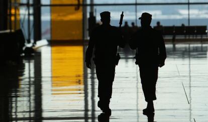 Dos policías en el aeropuerto Adolfo Suárez.