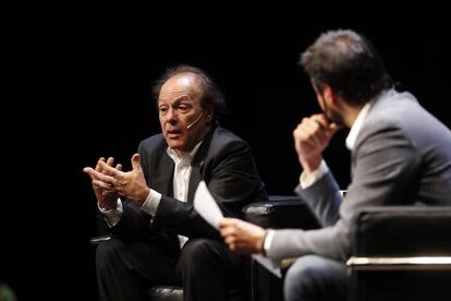 Presentaci&oacute;n del libro de Javier Mar&iacute;as &#039;Berta Isla&#039;, en el C&iacute;rculo de Bellas Artes. De espaldas, Antonio Lucas.