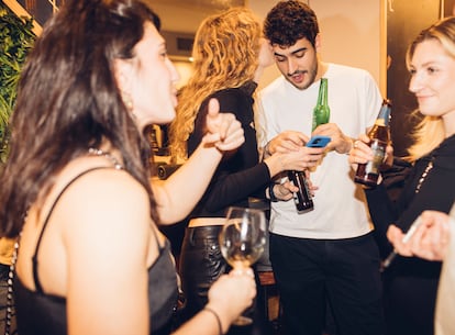 Quedada de los residentes de primer año de La Paz en la Taberna Murciana, en Madrid. Son 120. Acuden 40, de todas las especialidades. La mayoría son mujeres. Sus problemas son los bajos salarios y encontrar piso. 