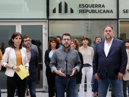 El presidente de ERC, Oriol Junqueras (dcha.), la secretaria general adjunta, Marta Vilalta (izqda.), y el presidente de la Generalitat, Pere Aragonès (centro), en un acto del partido republicano, el pasado domingo.