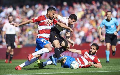 Herrera y Germán acosan a Calleri.