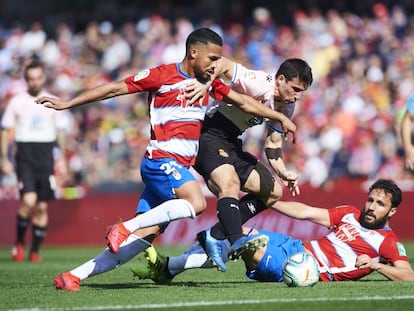 Herrera y Germán acosan a Calleri.