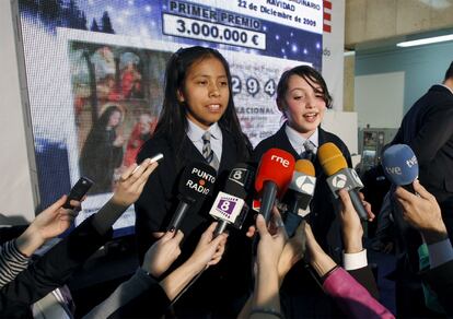 Yahira y Alicia, las dos niñas que han cantado este año el primer número del sorteo.