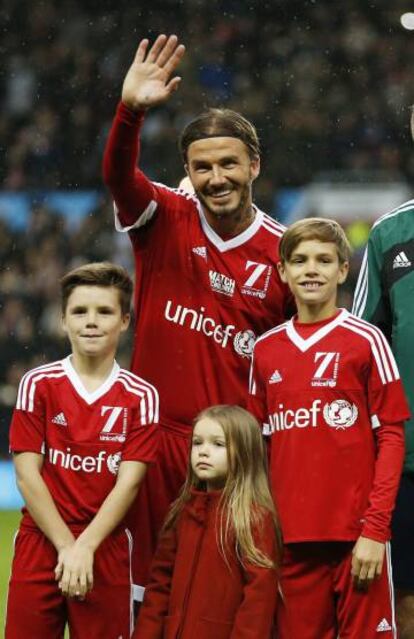 David Beckham con tres de sus hijos en un partido benéfico para Unicef el año pasado.