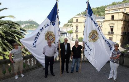 De izquierda a derecha: Mariaje Torres, Directora de Fiestas de San Sebastián; Josetxo Fernández Vaqueriza, presidente de la Federación Vasca de Remo; Carlos Ruiz, director del Área Social de Kutxa; Izagirre y Txapartegi.