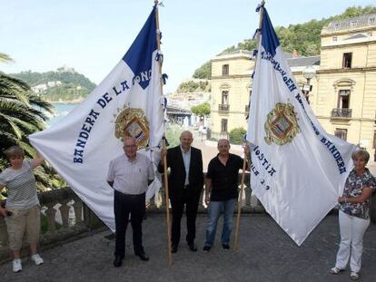 De izquierda a derecha: Mariaje Torres, Directora de Fiestas de San Sebastián; Josetxo Fernández Vaqueriza, presidente de la Federación Vasca de Remo; Carlos Ruiz, director del Área Social de Kutxa; Izagirre y Txapartegi.