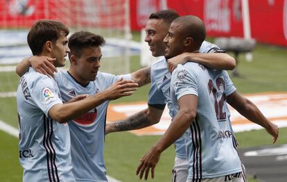 De izquierda a derecha, los jugadores del Celta Denis Suárez, Fran Beltrán, Iago Aspas y Rafinha celebran un gol este domingo ante el Alavés en Balaídos.