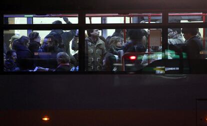Usuarios en el intercambioador de Plaza Castilla, Madrid. Los autobuses de la EMT de la capital circularon a un 40 o 50 % de su capacidad durante los paros parciales de dos horas por turno.