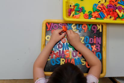 Una niña juega durante una clase.