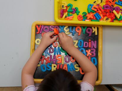 Una niña juega durante una clase.