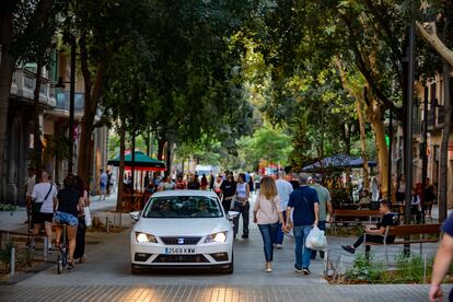 La calle Consell de Cent no tiene asfalto, y la circulación de coches se limita a vecinos y servicios.